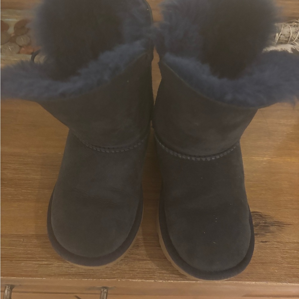 UGG Navy Blue and Tan Shearling Boots Preloved used like 5 times